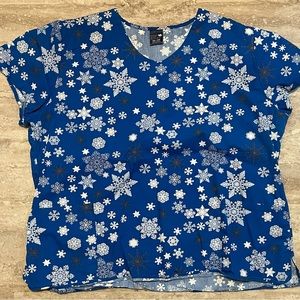 Zoe and Chloe womens scrub top size 2XL winter with snowflakes